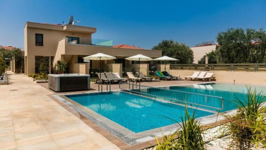 Notos Deluxe Suites 4*